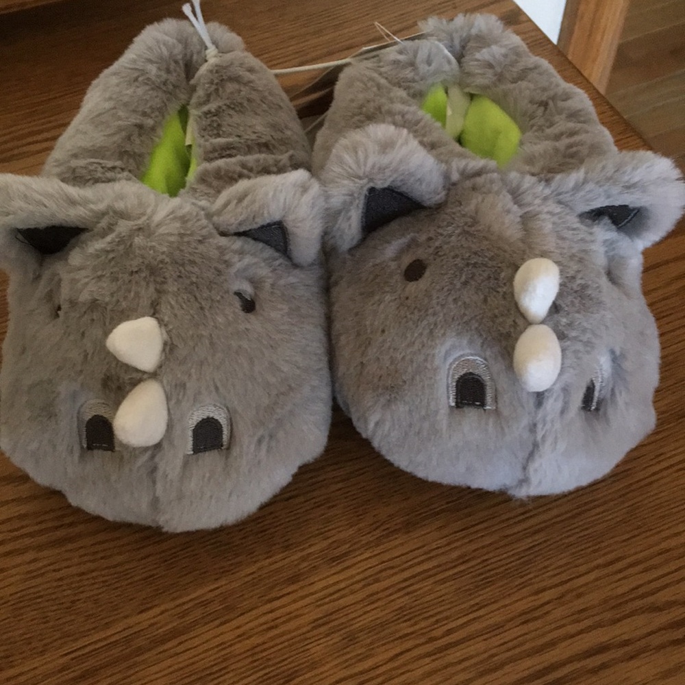 NWT Cat & Jack Grey slippers